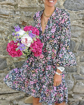 V-ringad blommig klänning i långärmad